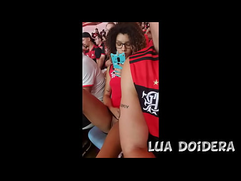 No meio da Torcida do Flamengo a safada novinha sem calcinha deixa filmar sua buceta