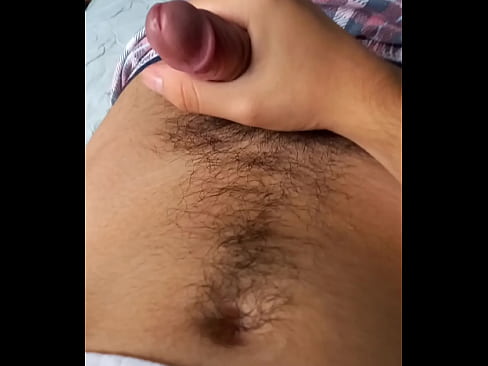 Joven cachondo se masturba su deliciosa polla