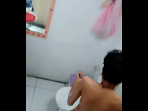 novinho tomando banho na casa do amante