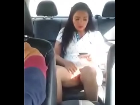 chica colombia se masturba sola en taxi