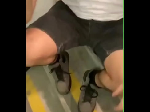 Joven esperaba a su amigo en las escaleras de su residencia cuando es visto por un vecino de su amigo, este varias veces l...