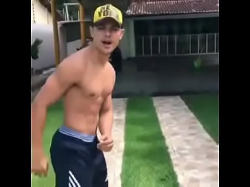 Menino dançando gostoso