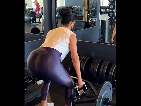 chica negra en entrenamiento con un culo de infarto