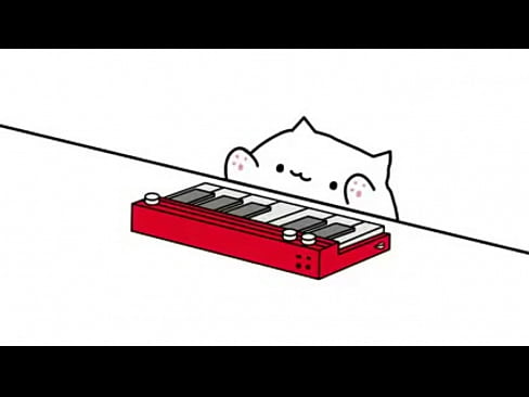 Gatinho siriricando piano de brinquedo