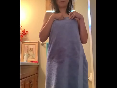 Hot dragon cardi show off her body after shower