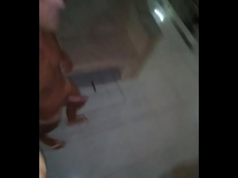 Andando pelado na garagem do condomínio