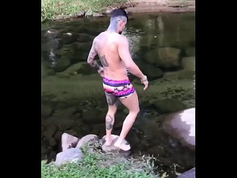 Allan Guerra Gomes urina ao ar livre ao lado da cachoeira e uma sessão de podolatria