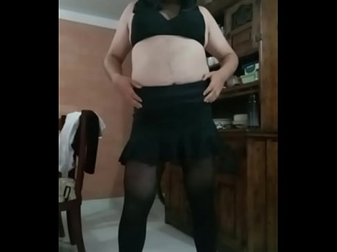 Hombre se viste de pantimedias y se vuelve sexy mujer