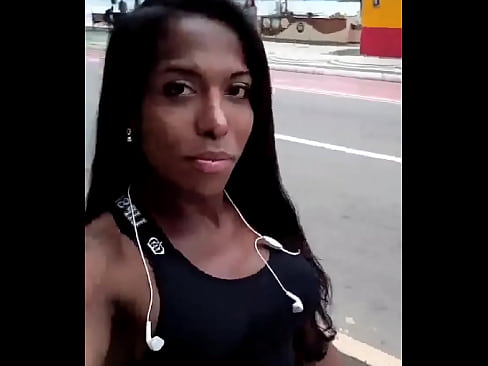 Ana Paula Portyllho passeando na orla de Balneário Camboriú