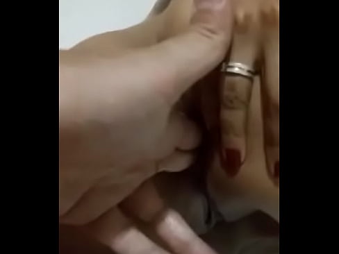 Esposa morena com dedo no anus