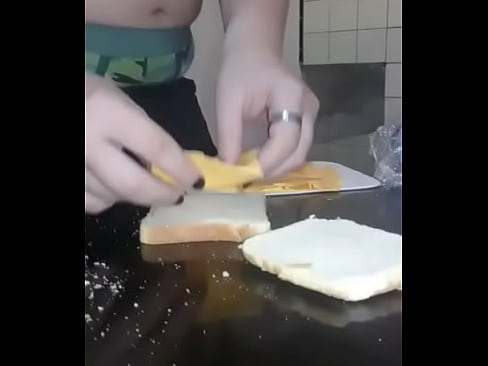 v. a un sandwich mientras mi primo se toca de fondo