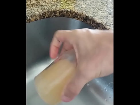 pedra amarela fazendo xixi jogando futebol se divertindo