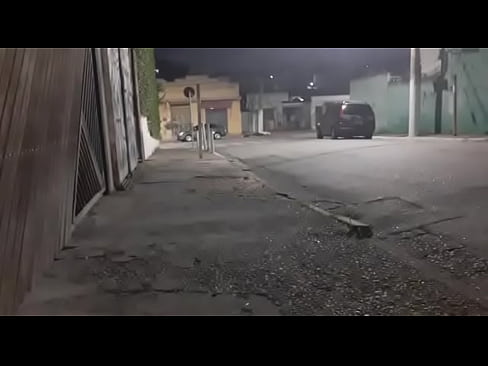 Gostosa coloca o lixo na rua só de calcinha, coletor de lixo viu tudo