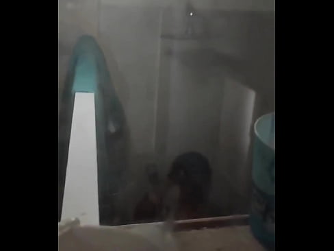 La espió en el baño