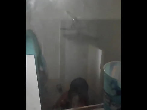 La espió en el baño