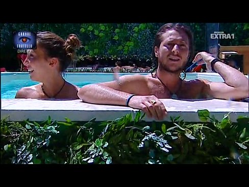 Angela Viviani pool topless @ g. 13 (IT)