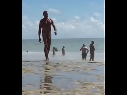 Coroa roludo na praia de nudismo