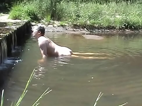 In einem Fluss unter Wasser auf einem Stein abgewichst