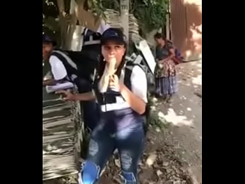 Mujer del censo en Guatemala se mete un banano en la boca