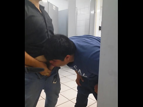 Gordo activo se folla a chavito y le avienta la leche en baño publico