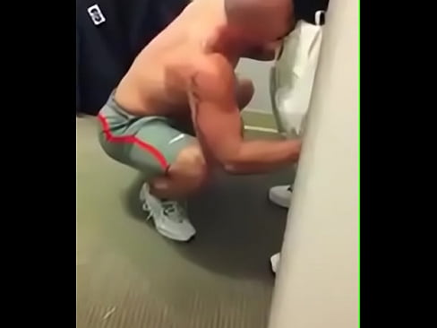 Me la chupa en el gym