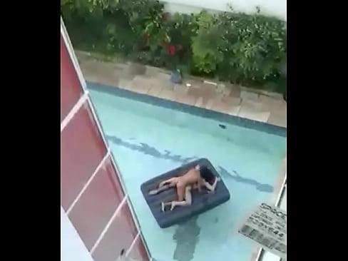 Hardsex on pool
