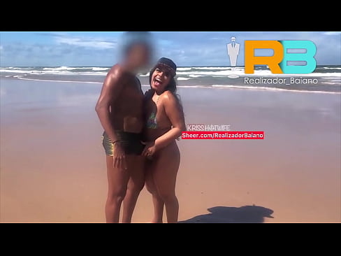 Realizador Baiano em pegação em praia publica com hotwife com direito a corninho cuckold gravando sua esposa namorando o negro dotado