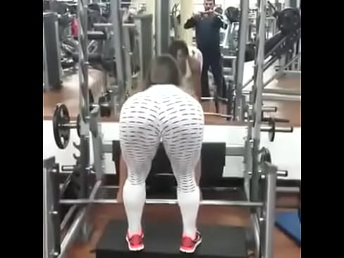 Gostosa na academia mostrando o rabo