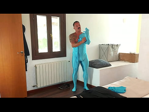 Pumping, jerking off in zentai