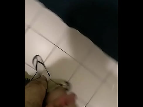 Pelado em casa com tesão