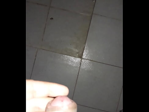 calentando pajaso antes de mirar un porno en xvideos