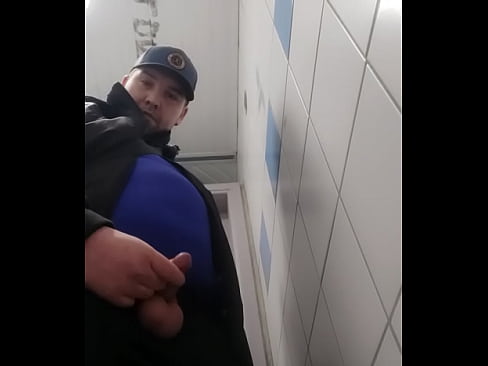 Gros gay amateur dildo dans toilettes ouverte au publique