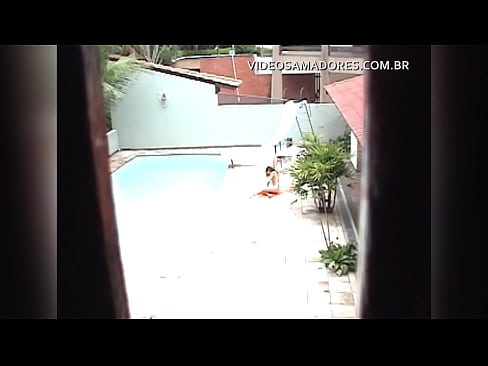 Rapaz flagra vizinha novinha tomando sol pelada na piscina