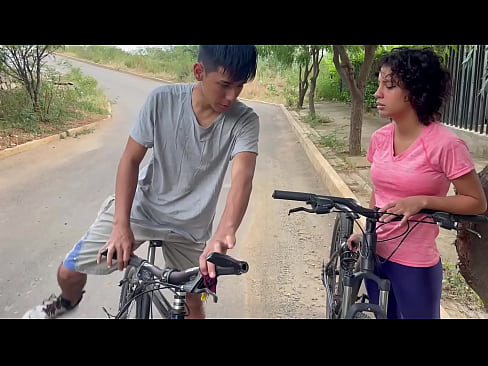 Le ayudo a desvarar su bici a chica colombiana como pretexto para follarmela duro y correrme en su culo.