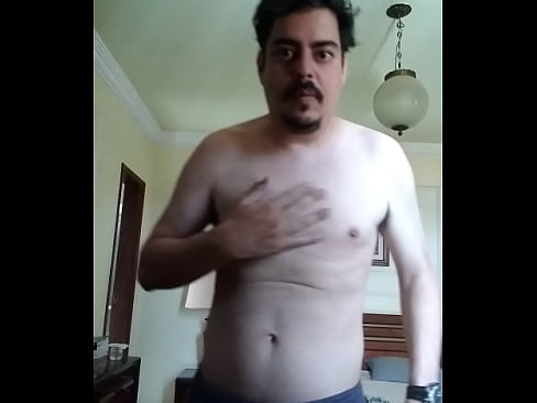 Homem sem camisa se mostrando