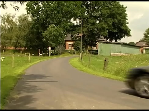 Schlampe aus dem Dorf wird von zwei Kerlen gefickt - German -