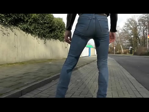 public jeans pissing on the road