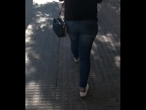 Culo por la calle de tía buena. Ass