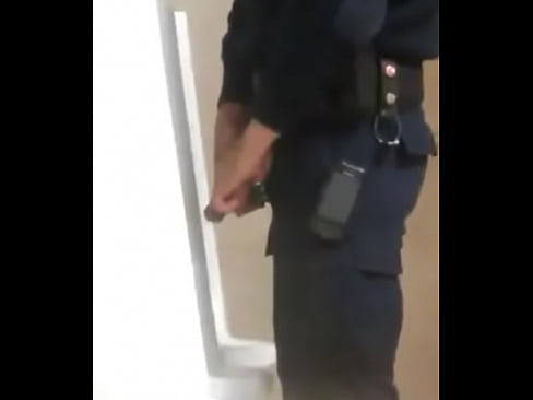 Policia en el baño