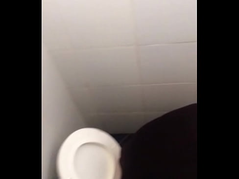 joven pervertido metiendose papel en el baño