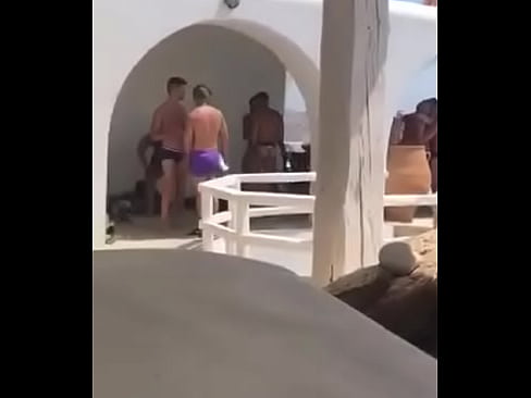 Suruba no hotel Mikonos com homens sarados