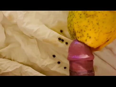 ASMR Chico latino se folla una papaya