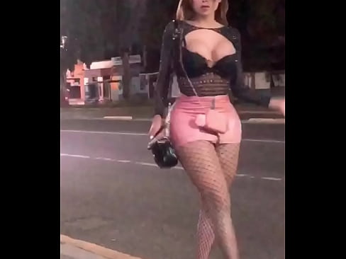 NALGONA CON TETAS GRANDES ENSEÑANDO EN LA CALLE