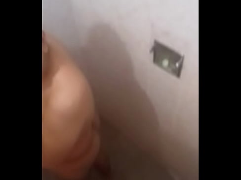 Joven en la ducha