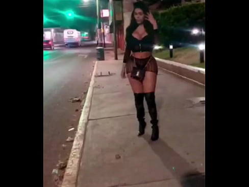 PROSTITUTA TRANS EN LA CALLE MOSTRANDO EL CULO