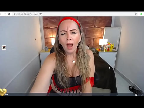 mature woman masturbates on cam
