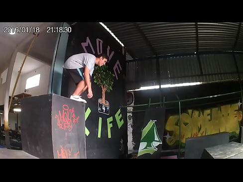 Novinho delícia fazendo parkour8089