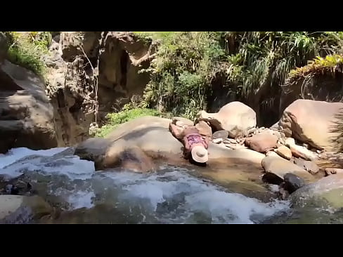 Lilyan satisfaciendo sus necesidades en el río, después de un baño refrescante