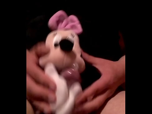 La perrita de Minnie mouse me ordeña puesto un condón hasta eyacular