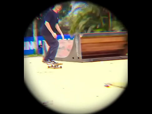 pirocudo da cabeça roxa varando o hidrante de ollie de front no skate